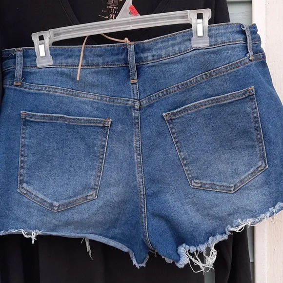 Black long sleeve gwg shirt. Size 17 stretchy shorts. - Picture 6 of 7